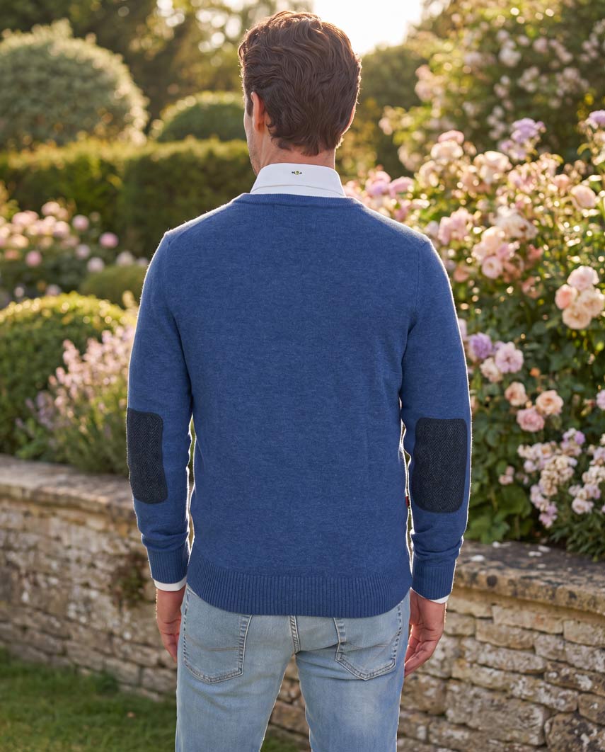 Merino-Lambswool Herrenpullover „Jordan“ in denim blue – mit Harris-Tweed-Details