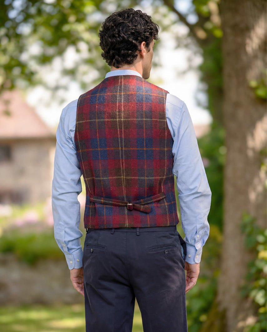 Harris Tweed Weste "Wales" in berry check - Wellington of Bilmore