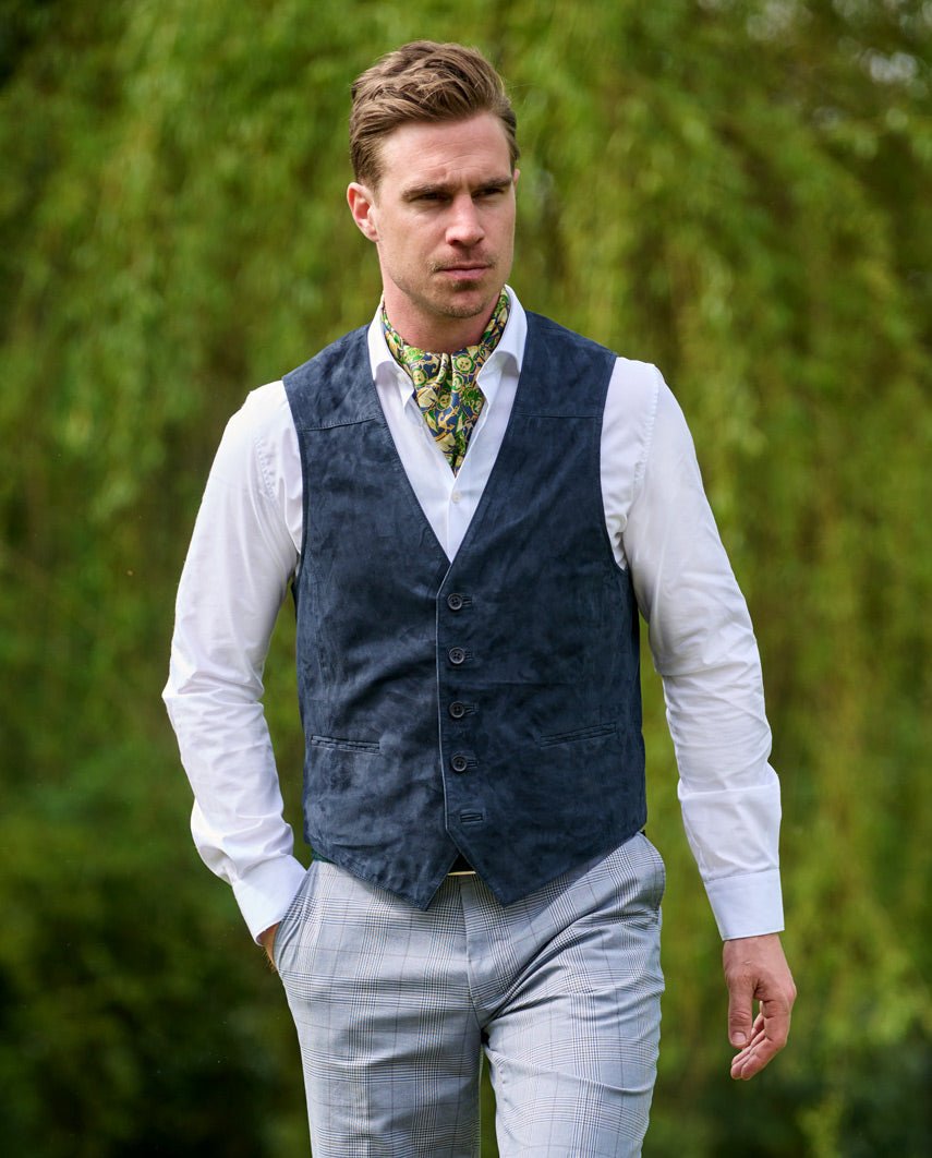 Leren herengilet "Tailor" van superzacht geitensuède in denim blue - Wellington of Bilmore