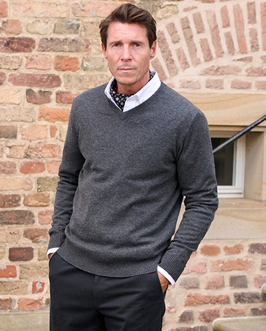 Herren Strickpullover ''Jack'' in charcoal mit Harris Tweed Applikationen - Wellington of Bilmore