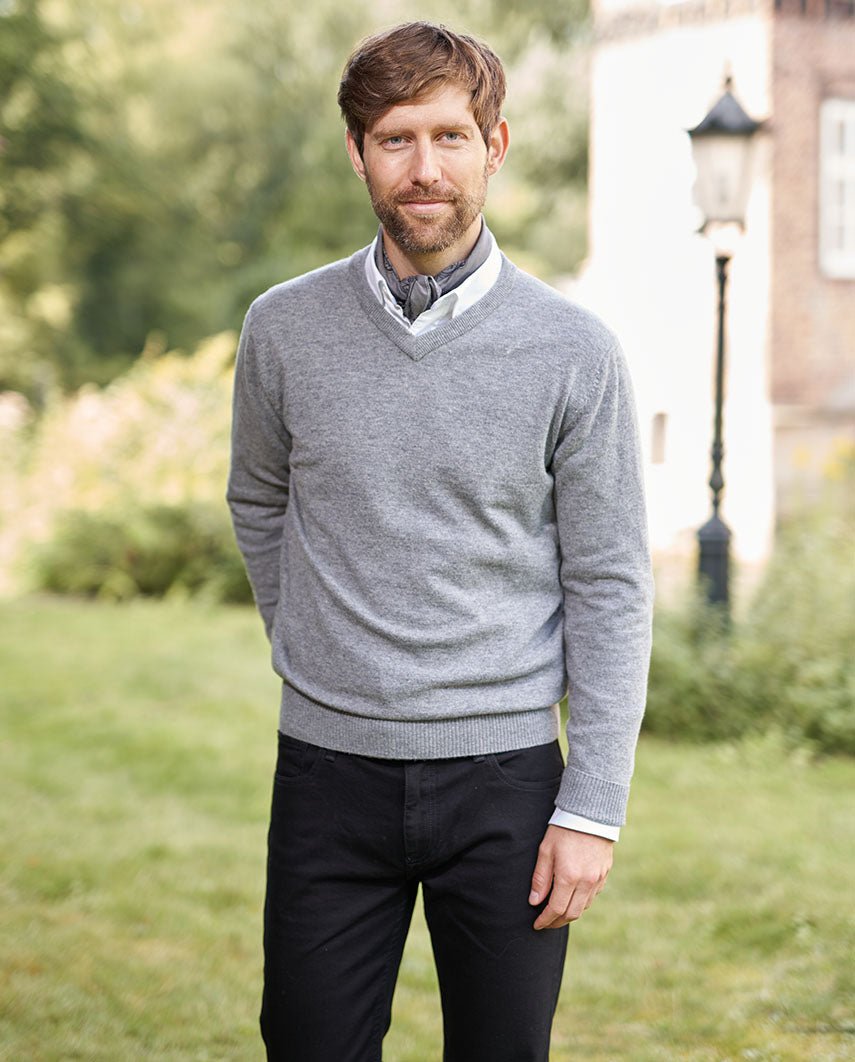 Gebreide herentrui "Jack" in cloud grey met Harris Tweed applicaties - Wellington of Bilmore