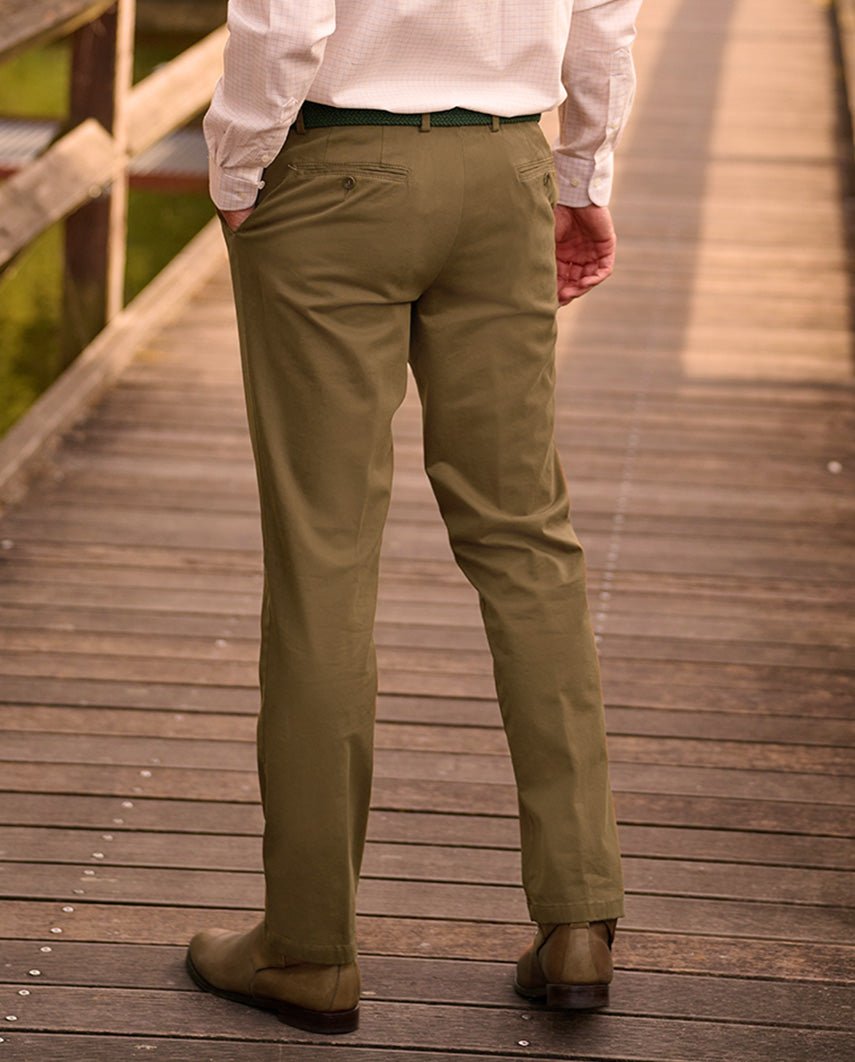 Heren winterchino "Mr. Jones" in mud – premium pimakatoen - Wellington of Bilmore