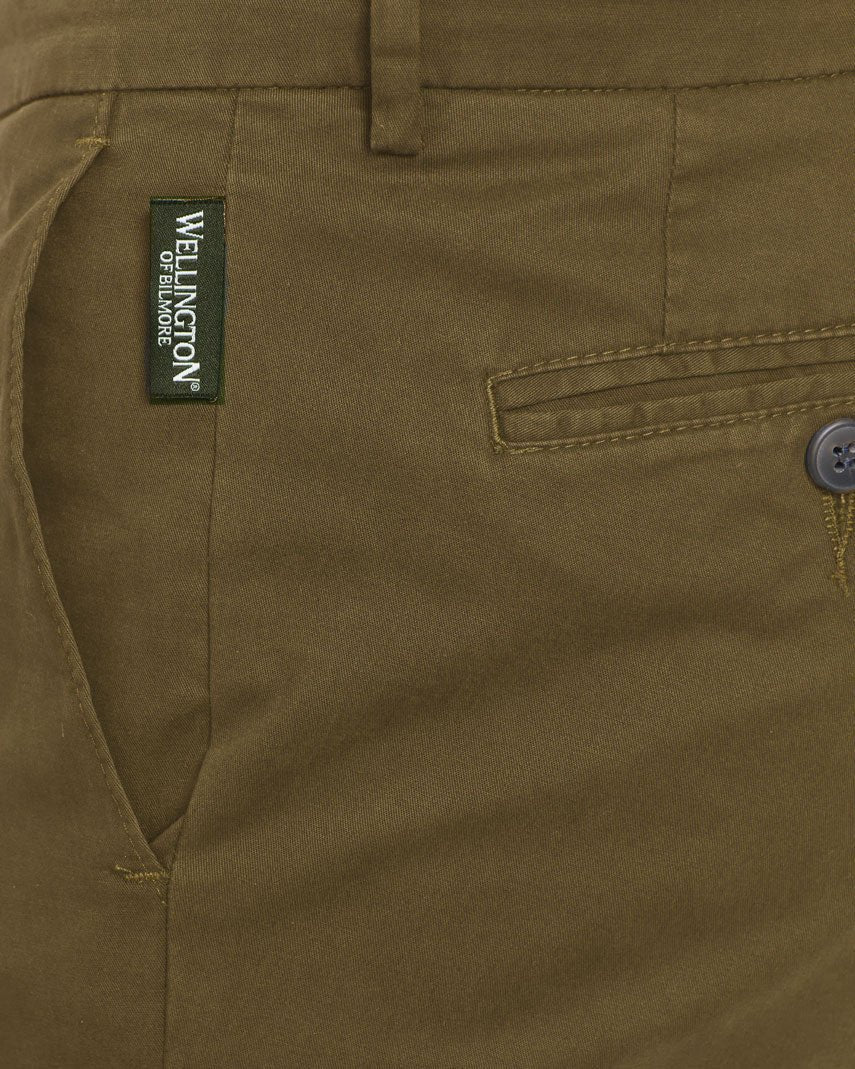 Heren winterchino "Mr. Jones" in mud – premium pimakatoen - Wellington of Bilmore