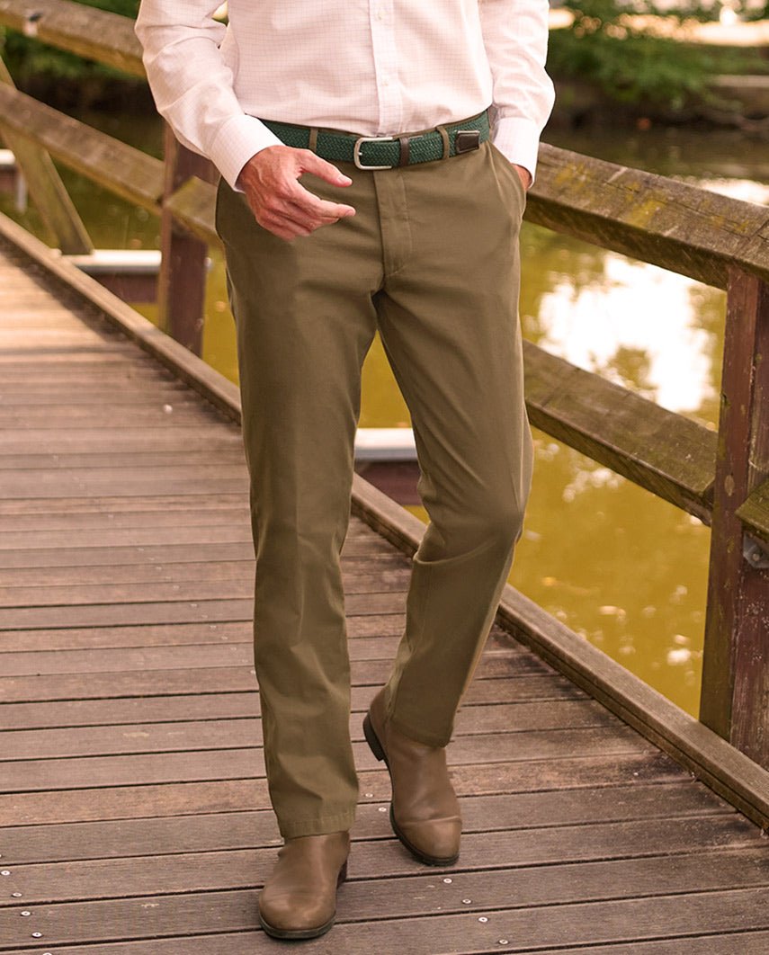 Heren winterchino "Mr. Jones" in mud – premium pimakatoen - Wellington of Bilmore