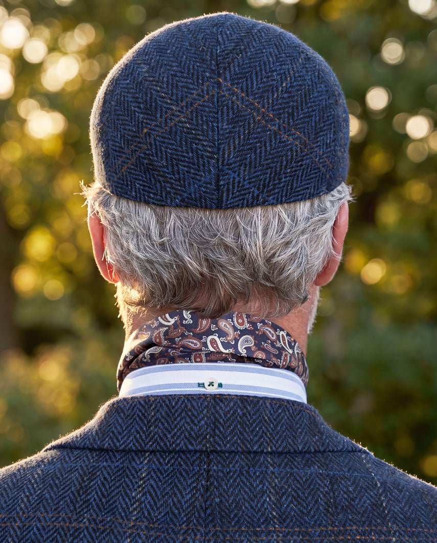 Schiebermütze "Henry Cap" aus original Harris Tweed in dark blue herringbone - Wellington of Bilmore