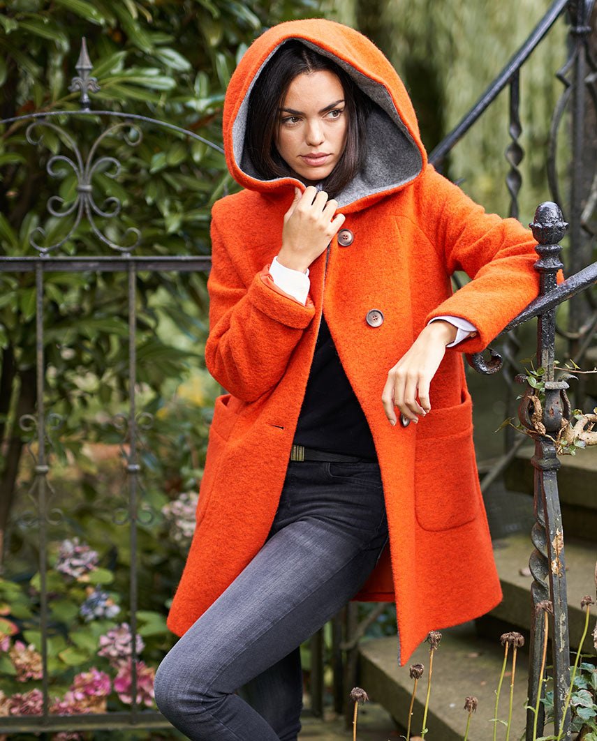 Walkmantel '' Sally'' mit Kapuze in orange - Wellington of Bilmore
