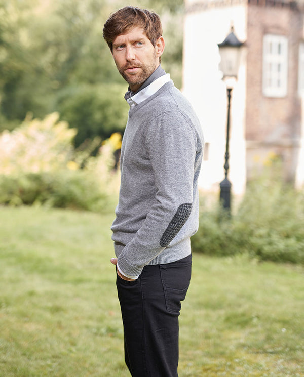 Gebreide herentrui "Jack" in cloud grey met Harris Tweed applicaties