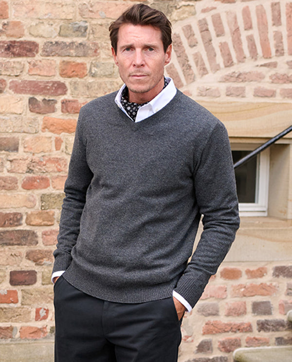 Gebreide herentrui "Jack" in charcoal met Harris Tweed applicaties