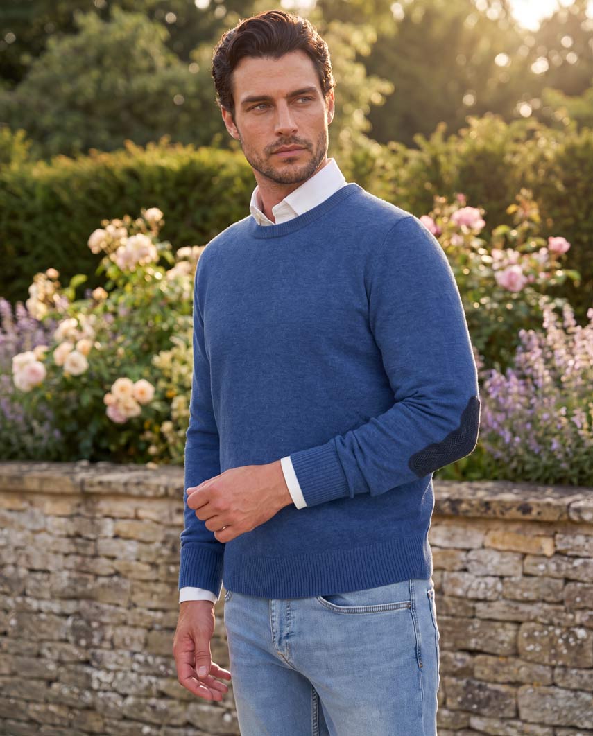 Merino-Lambswool Herrenpullover „Jordan“ in denim blue – mit Harris-Tweed-Details