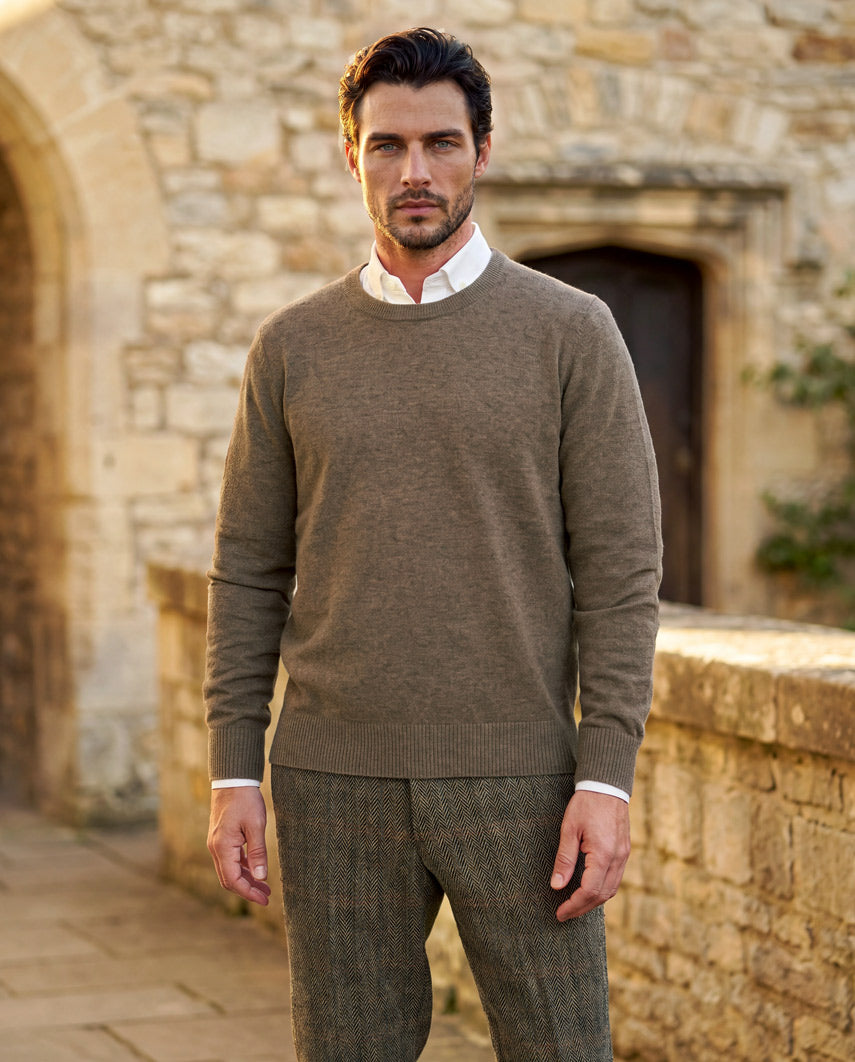 Merino-Lambswool Herrenpullover „Jordan“ in nutmeg – mit Harris-Tweed-Details