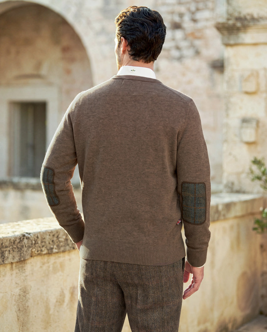 Merino-Lambswool Herrenpullover „Jordan“ in nutmeg – mit Harris-Tweed-Details