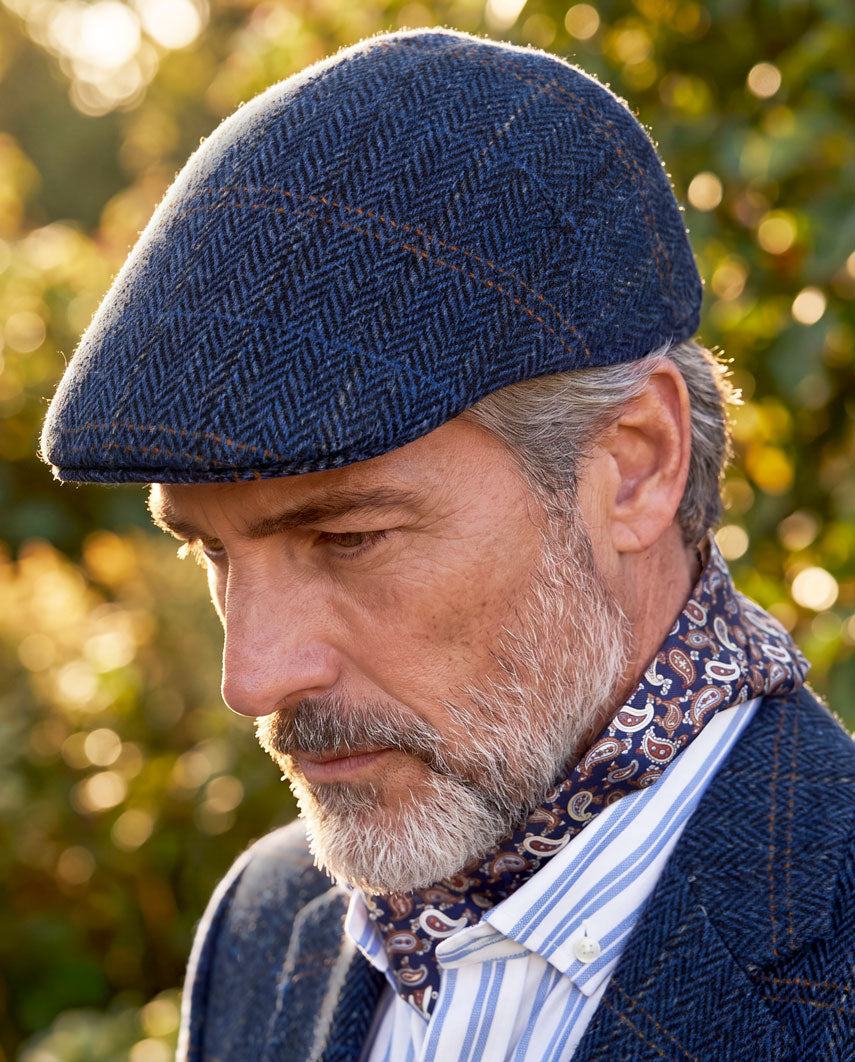 Schiebermütze "Henry Cap" aus original Harris Tweed in dark blue herringbone