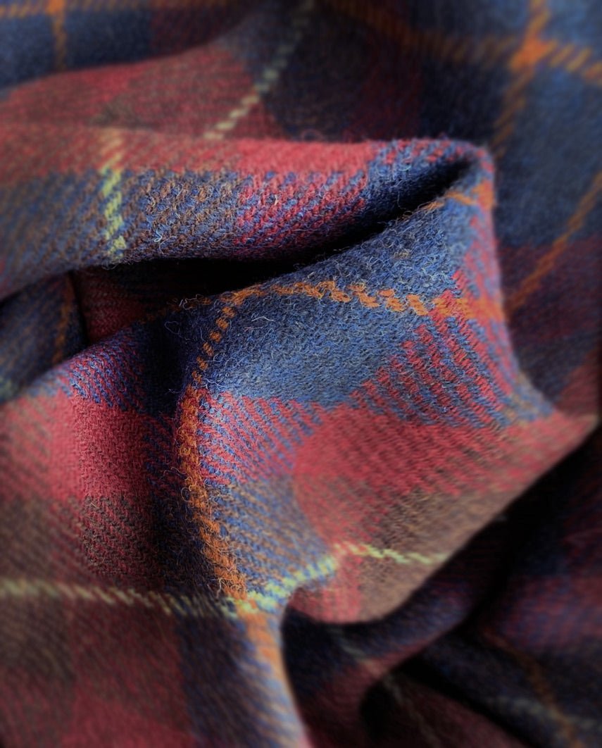 Harris Tweed Weste "Wales" in berry check - Wellington of Bilmore