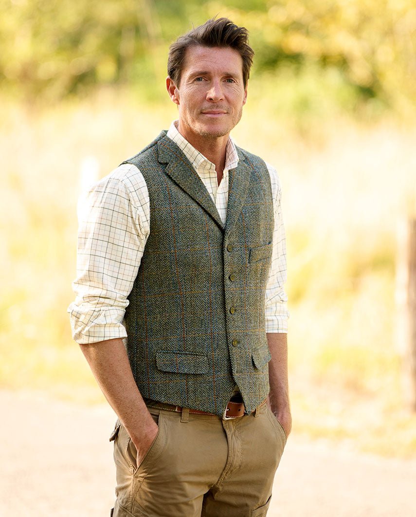 Harris Tweed Weste ''Wales'' in oliv - blue Overcheck - Wellington of Bilmore