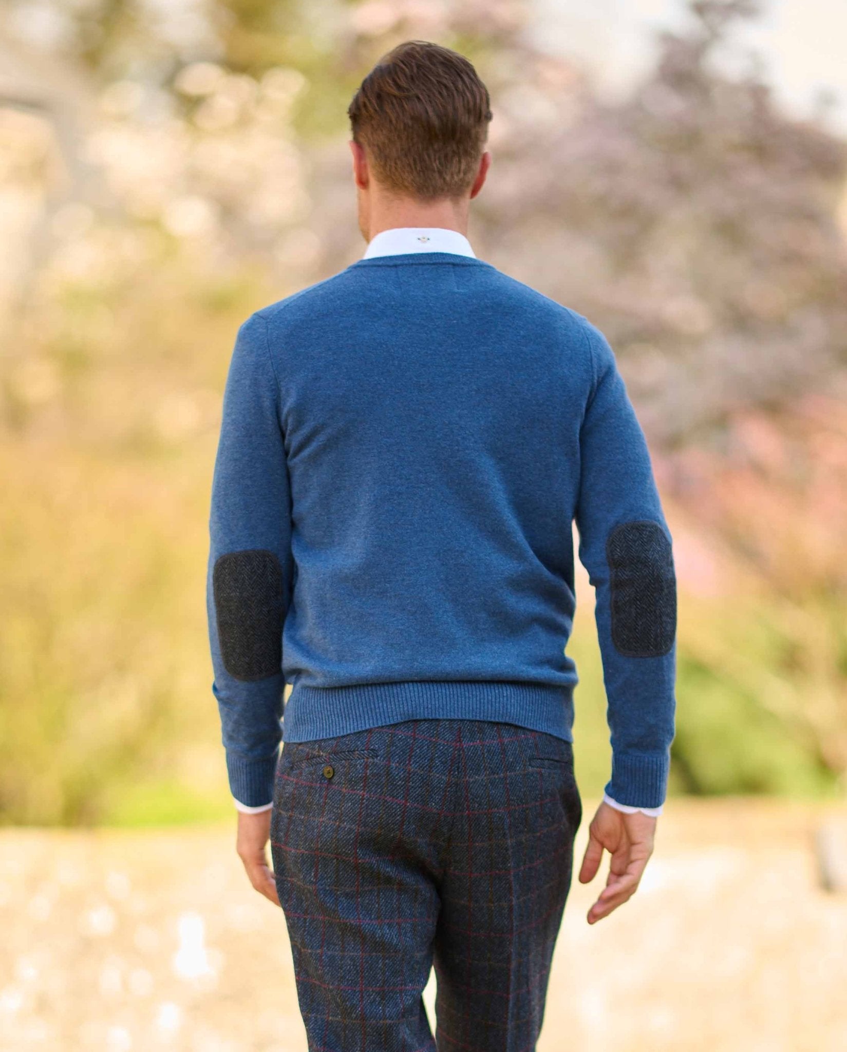 Herren Strickpullover ''Jack'' in denim blue mit Harris Tweed Applikationen - Wellington of Bilmore