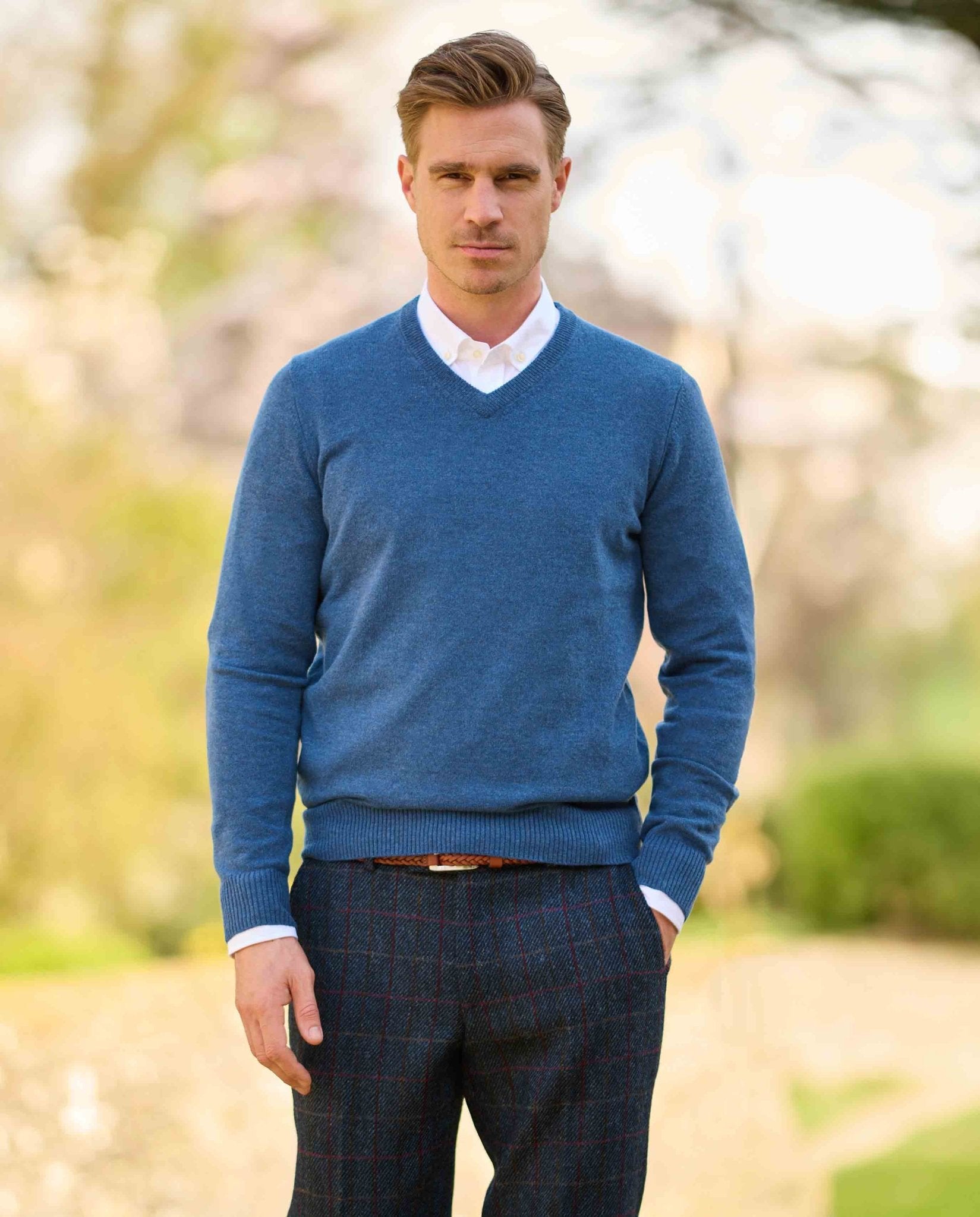 Herren Strickpullover ''Jack'' in denim blue mit Harris Tweed Applikationen - Wellington of Bilmore