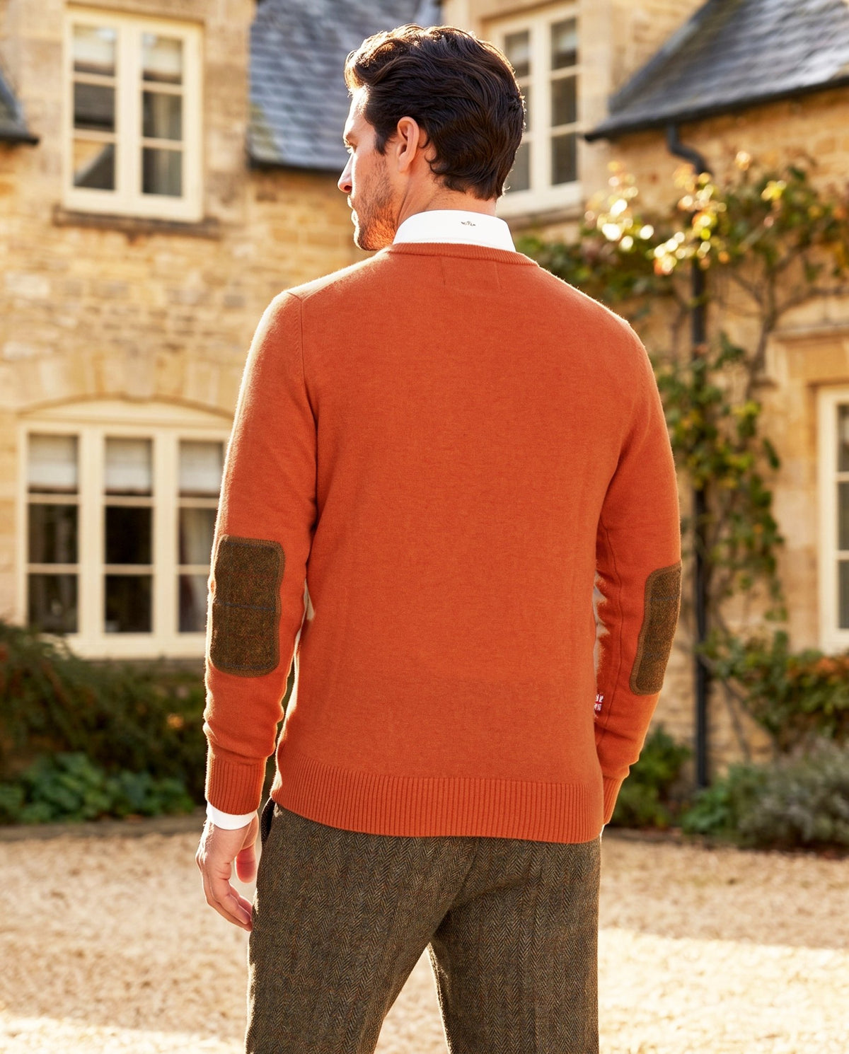 Merino-Lambswool Herrenpullover „Jordan“ in burned orange – mit Harris-Tweed-Details - Wellington of Bilmore