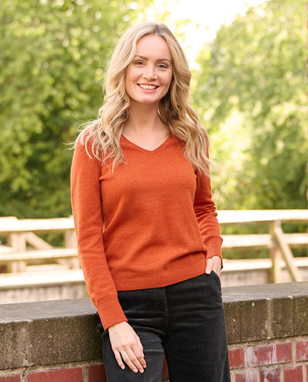Merino trui "Mary" met V-hals in burned orange