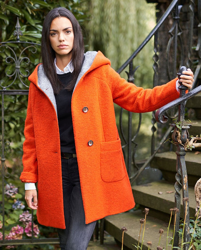 Walkmantel '' Sally'' mit Kapuze in orange - Wellington of Bilmore